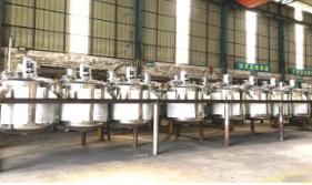        對(duì)于樹脂反應(yīng)釜來(lái)講，我們其實(shí)也就是要明白，就它的表面來(lái)講的話，它其實(shí)也就是會(huì)有良好的鈍化層，這樣來(lái)說(shuō)的話，它的耐腐蝕能力就會(huì)比較強(qiáng)。再者的話，我們要知道，對(duì)于樹脂反應(yīng)釜，它的反應(yīng)釜內(nèi)外表面光潔度比較高，這樣的話，它的介質(zhì)粘附也就比較少。        從另一個(gè)方面來(lái)講，對(duì)于樹脂反應(yīng)釜，它的反應(yīng)傳遞管內(nèi)表面光潔度高的話，就其液體介質(zhì)在滯留上也就會(huì)越少，這樣就它的沖洗來(lái)講是比較好的，我們要進(jìn)行注意的就是在制藥行業(yè)。        對(duì)于樹脂反應(yīng)釜內(nèi)的表面機(jī)械拋光來(lái)講，它其實(shí)就是有旋轉(zhuǎn)和直線拋光兩種。我們這里的話，就以旋轉(zhuǎn)機(jī)械拋光為例子：就其機(jī)械拋光設(shè)備來(lái)講，它其實(shí)也就是比較簡(jiǎn)單的，再者的話，就它的動(dòng)力和拋光盤，以及其拋光設(shè)備方面的話也都是比較簡(jiǎn)單，還有就是要用到動(dòng)力與拋光盤、拋光蠟。        樹脂反應(yīng)釜管內(nèi)表面電解拋光，也就是在其內(nèi)表面餓陽(yáng)極上，我們的拋光液在和內(nèi)流動(dòng)通的是時(shí)候，以低電壓大電流的情況來(lái)直接的就進(jìn)行電解拋光處理。就這個(gè)時(shí)候來(lái)講，它和管內(nèi)表面同時(shí)的都會(huì)進(jìn)行著兩個(gè)相互矛盾的過程，也就是指金屬表面鈍化層的一個(gè)生成與溶解。        就這個(gè)方面來(lái)說(shuō)的話，對(duì)于樹脂反應(yīng)釜來(lái)講，它在進(jìn)行拋光的時(shí)候，我們的樹脂反應(yīng)釜的管內(nèi)表直接的就會(huì)增加了含量，這樣來(lái)講的話，它其實(shí)也就是會(huì)對(duì)金屬表面鈍化層的一個(gè)耐腐蝕能力進(jìn)行了加強(qiáng)，對(duì)于我們?nèi)蘸蟮膶?shí)際的使用有很大的一個(gè)幫助。 文章由：反應(yīng)釜www.p90xaustralia.com 碩宸機(jī)械設(shè)備有限公司整理提供，此文觀點(diǎn)不代表本站觀點(diǎn)